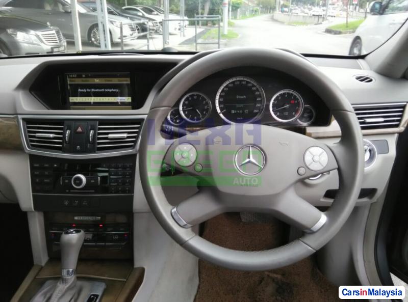 Mercedes Benz E200 2010 - image 10