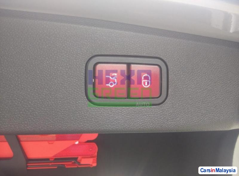 Mercedes Benz E250 CGI Automatic 2014 - image 10
