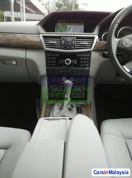 Mercedes Benz E200 2010 - image 11