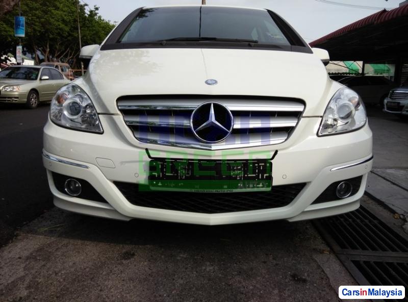 Mercedes Benz 190 Automatic 2010 - image 2