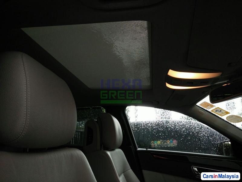 Mercedes Benz E300 Automatic 2010 - image 4