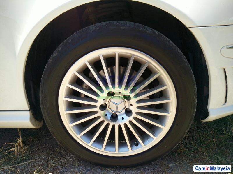 Mercedes Benz E240 Automatic 2005 - image 5