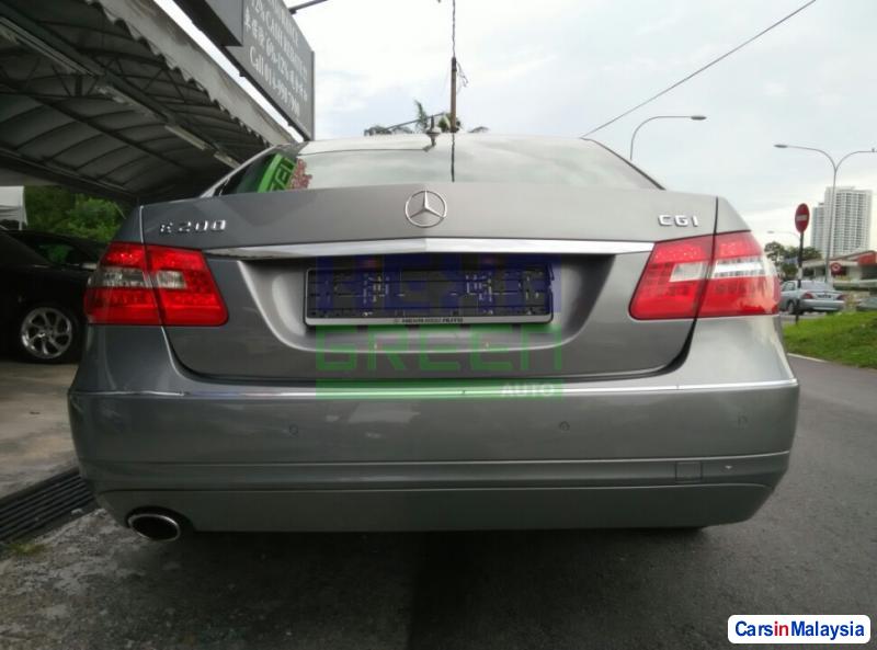 Mercedes Benz E200 2010 - image 5