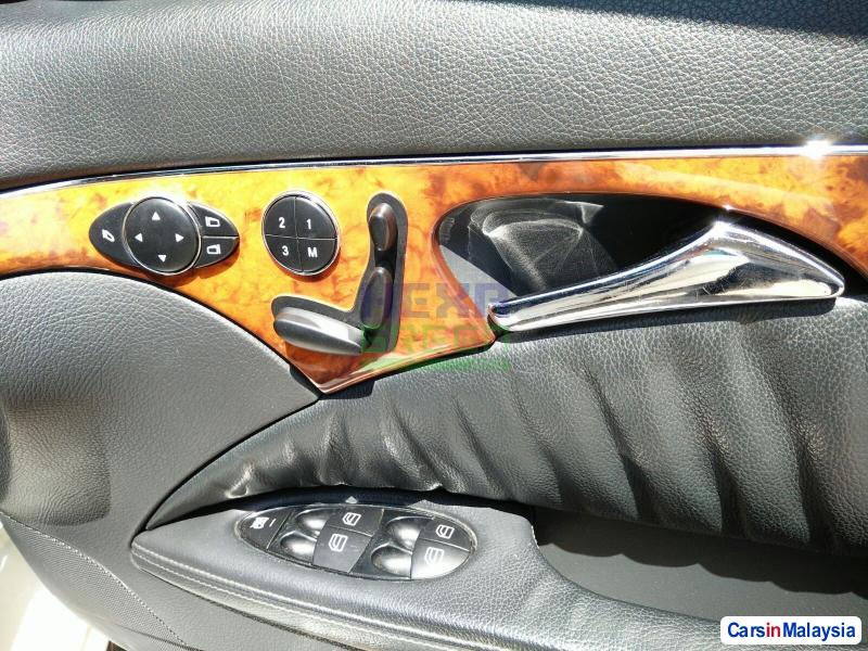 Mercedes Benz E240 Automatic 2005 - image 6