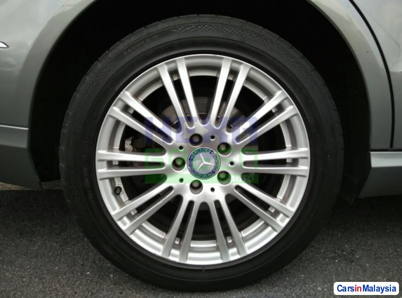 Mercedes Benz E200 2010 - image 6