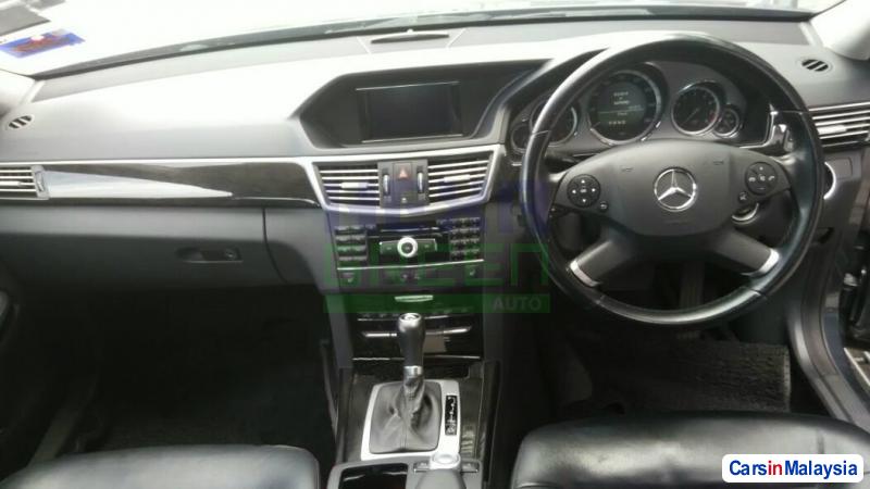 Mercedes Benz E250 CGI 2010 - image 7