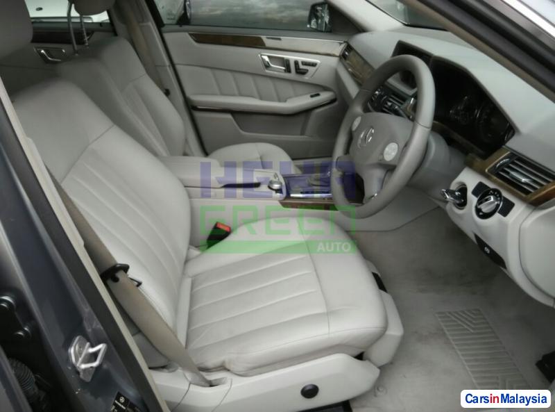 Mercedes Benz E200 2010 - image 8