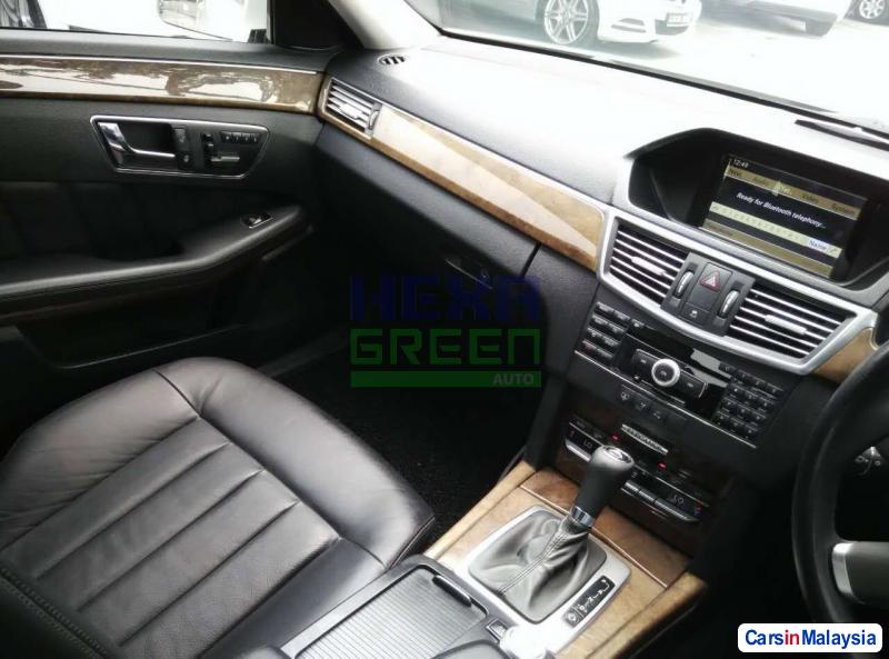 Mercedes Benz E200 Automatic 2010 - image 9