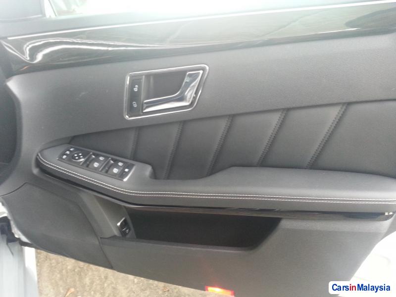 Mercedes Benz E250 Semi-Automatic 2010 - image 4