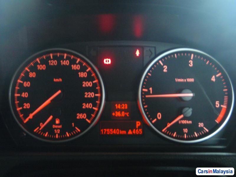 BMW 3 Series 2011 - image 2