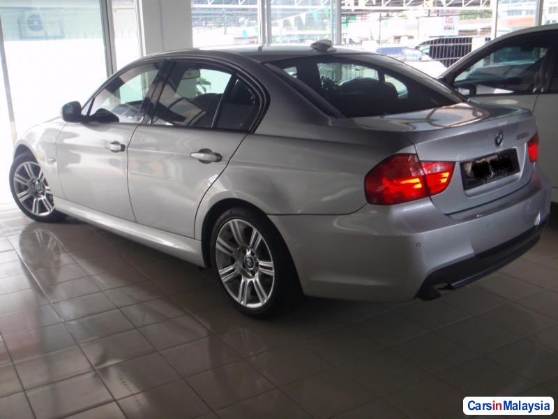 BMW 3 Series 2011 - image 3