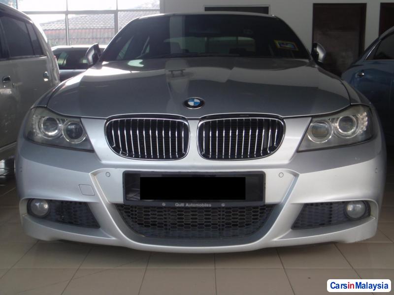 BMW 3 Series 2011 - image 5