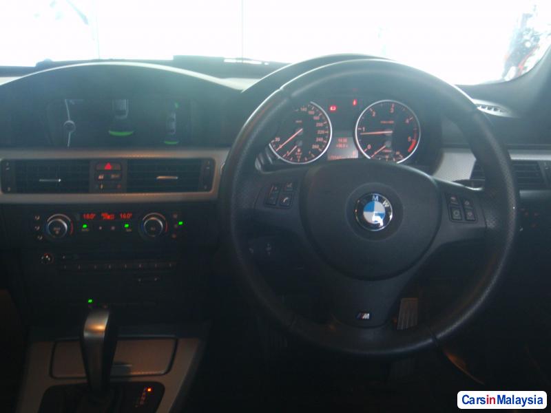 BMW 3 Series 2011 - image 7