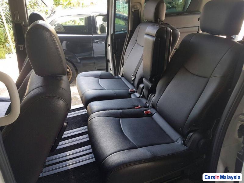 Nissan Serena Automatic - image 10