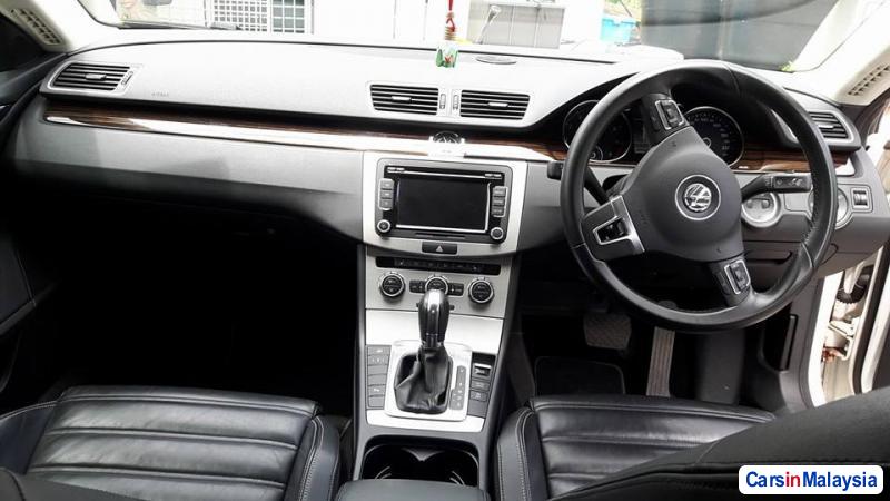 Volkswagen Passat Automatic - image 9