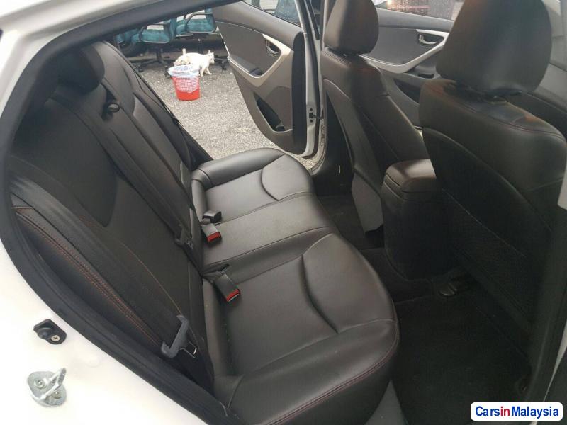 Hyundai Elantra Automatic - image 9