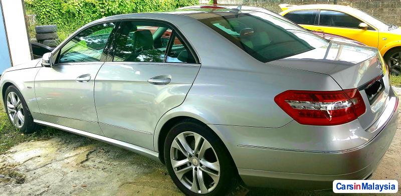 Mercedes Benz 250D 2013 - image 2