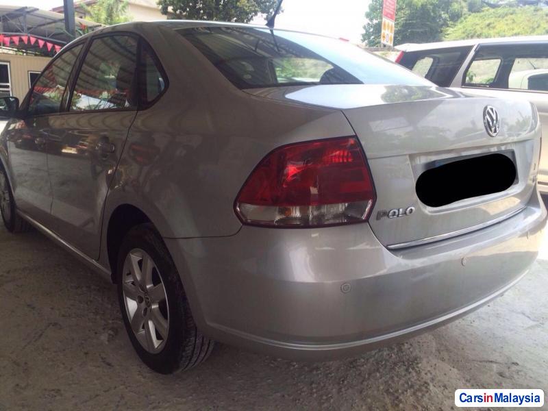 Volkswagen Polo Automatic 2011 - image 2