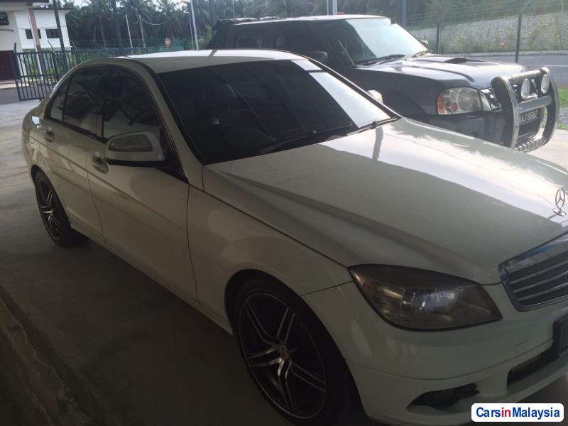 Mercedes Benz C180 Automatic 2010 - image 2