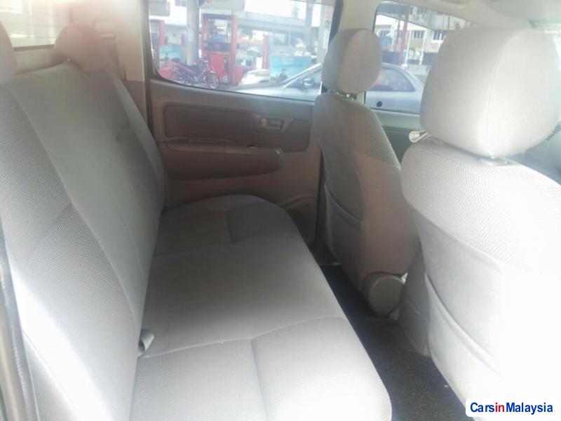 Toyota Hilux Automatic 2006 - image 9