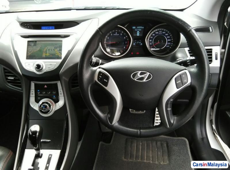 Hyundai Elantra Automatic 2012 - image 10