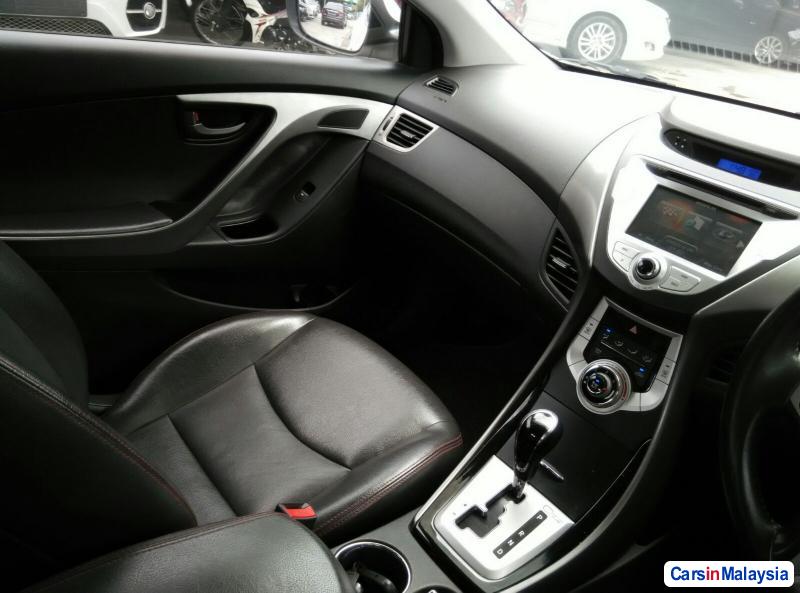 Hyundai Elantra Automatic 2012 - image 11