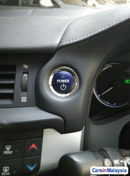 Lexus CT Automatic 2011 - image 11
