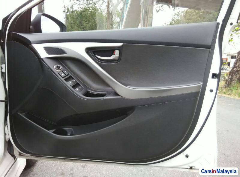 Hyundai Elantra Automatic 2012 - image 7