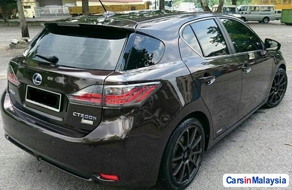 Lexus CT Automatic 2013 - image 2