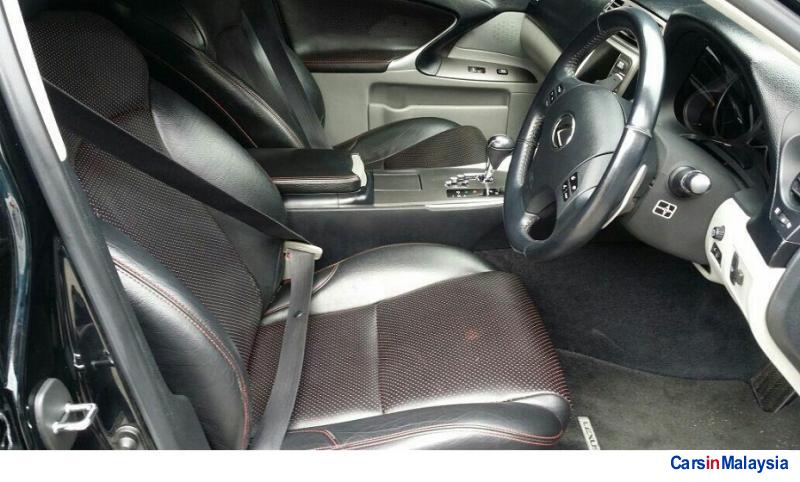 Lexus IS Automatic 2011 - image 3