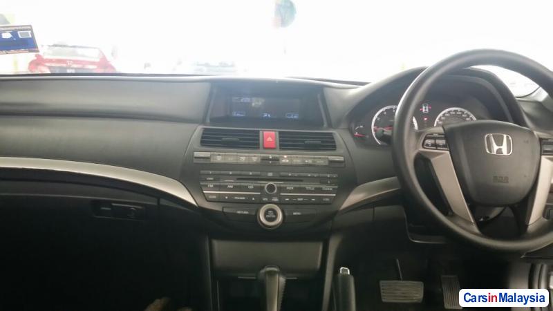 Honda Accord 2.0-LITER LUXURY SEDAN Automatic 2010 in Selangor - image