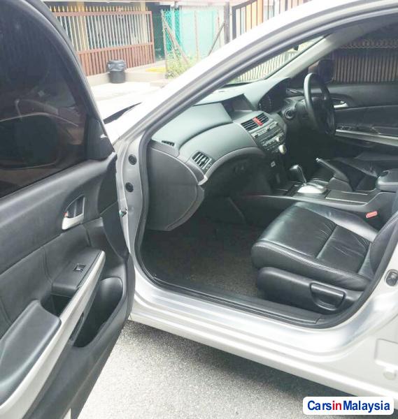 Honda Accord 2.0-LITER LUXURY SEDAN Automatic 2010 in Selangor - image