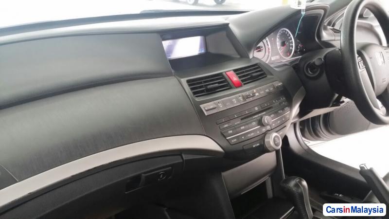 Honda Accord 2.0-LITER LUXURY SEDAN Automatic 2010 in Malaysia - image
