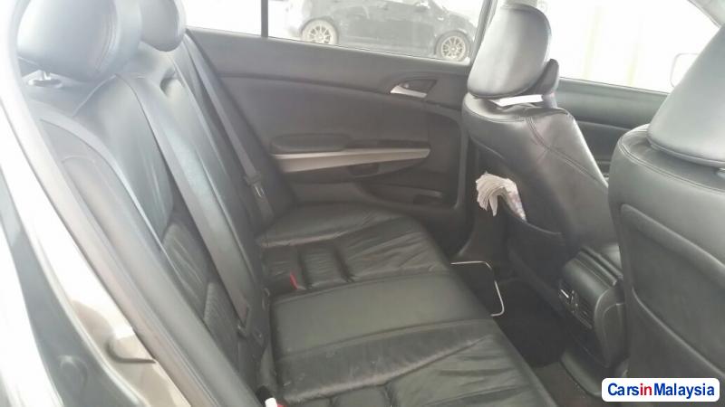 Honda Accord 2.0-LITER LUXURY SEDAN Automatic 2010 - image 9