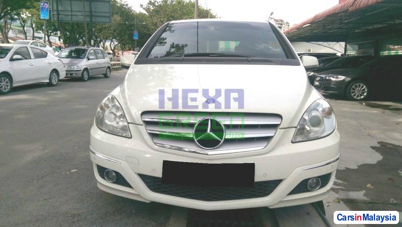 Mercedes Benz B180 Automatic 2010 - image 2