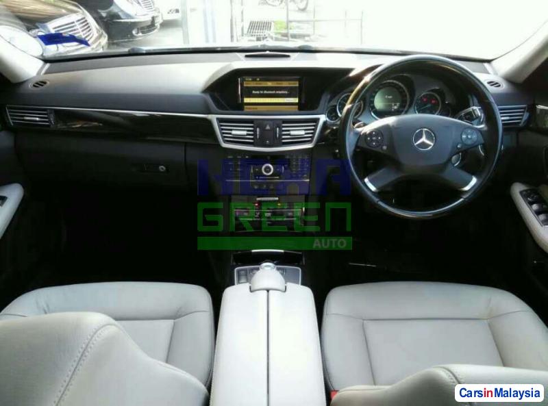 Mercedes Benz E300 Automatic 2010 - image 9
