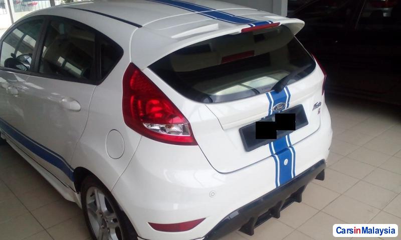 Ford Fiesta Automatic 2013 - image 2