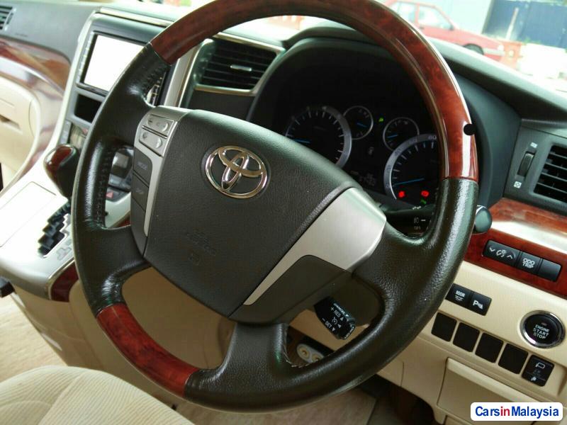 Toyota Vellfire Automatic 2013 - image 3