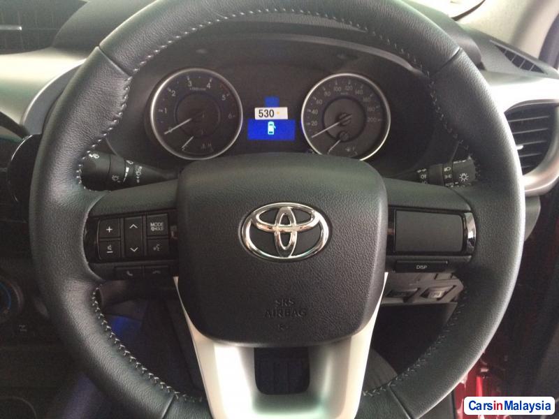 Toyota Hilux Automatic - image 10