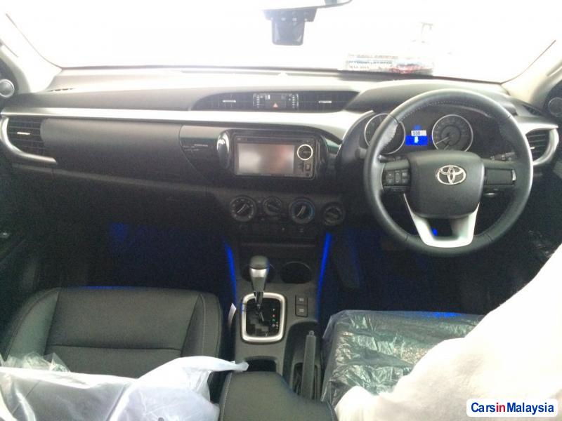 Toyota Hilux Automatic - image 9