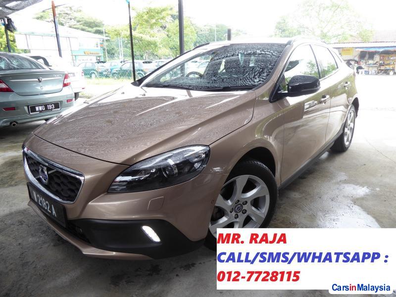 Pictures of Volvo V40 Automatic 2013