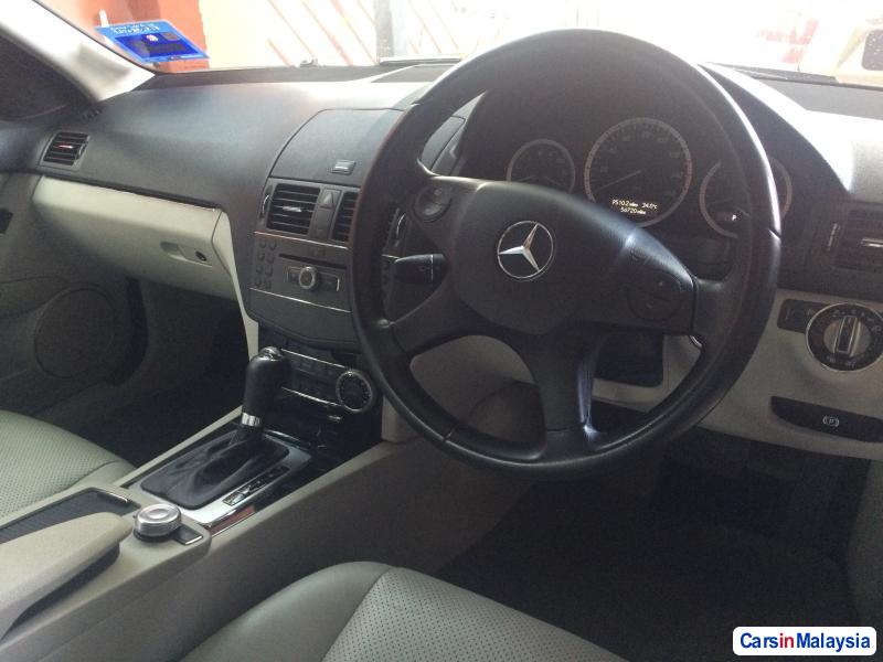 Mercedes Benz C-Class Automatic 2010 - image 4