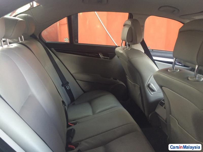Mercedes Benz C-Class Automatic 2010 - image 5