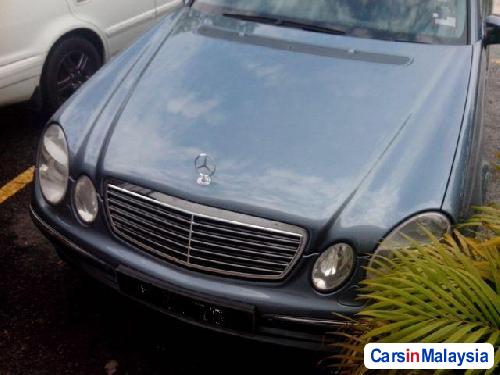 Mercedes Benz E200K Automatic 2010 - image 2