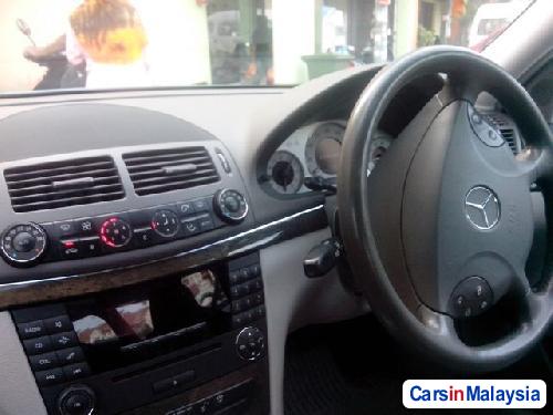 Mercedes Benz E200K Automatic 2010 - image 4