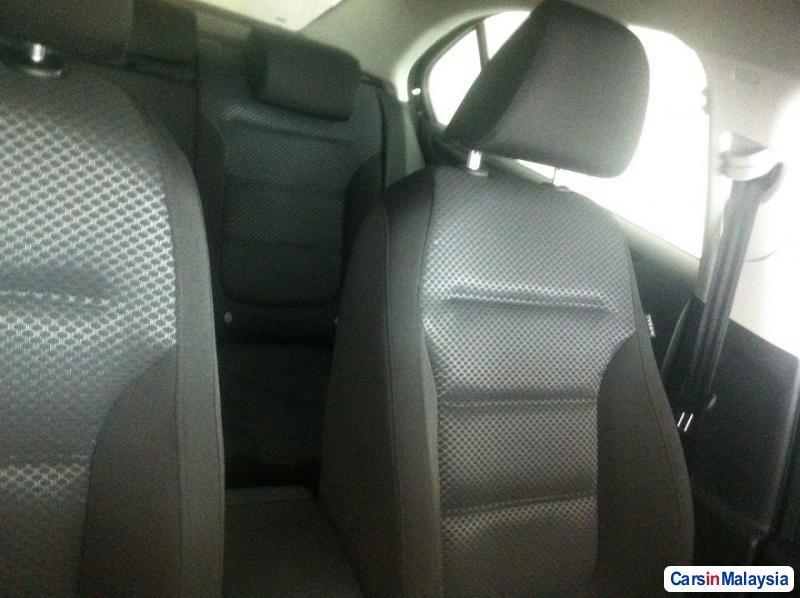 Volkswagen Jetta 1.4-LITER SEDAN TURBO Automatic 2013 - image 10