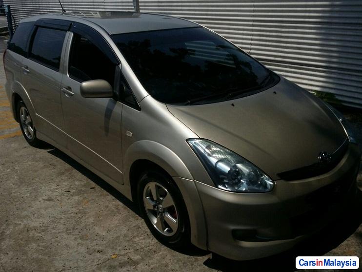 Toyota Wish 2.0-LITER LUXURY FAMILY SUV Automatic 2011