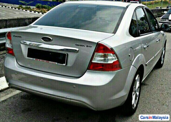 Ford Focus 2.0-LITER LUXURY SEDAN Automatic 2010 - image 2