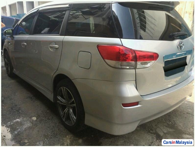 Toyota Wish 1.8-LITER LUXURY MPV Automatic 2013