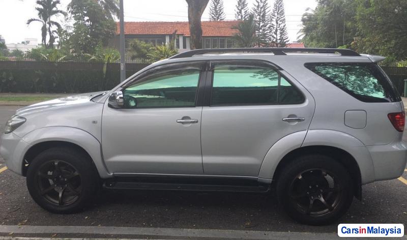 Toyota Fortuner 2.4-LITER LUXURY FAMILY SUV Automatic 2008 - image 3